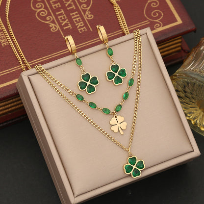 Emerald pendant necklaces