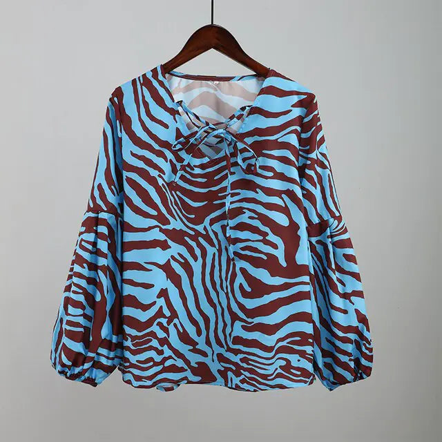 Blusa de mujer con cuello en V de cebra