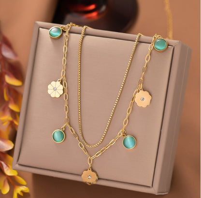 Emerald pendant necklaces