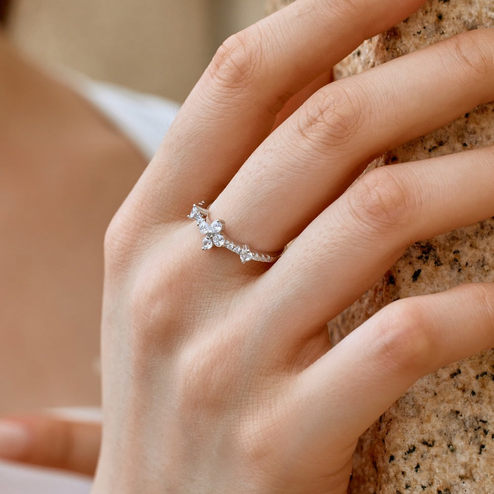 White Round Zirconium Inlaid Clover Rings