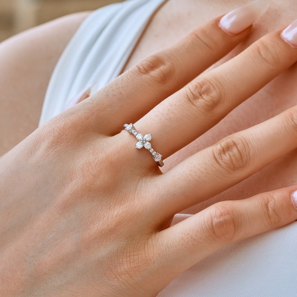 White Round Zirconium Inlaid Clover Rings