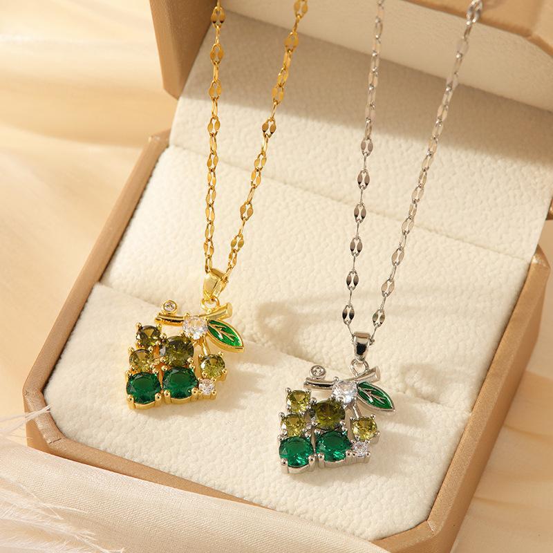 Fashion Design Emerald Grape Necklace For Women