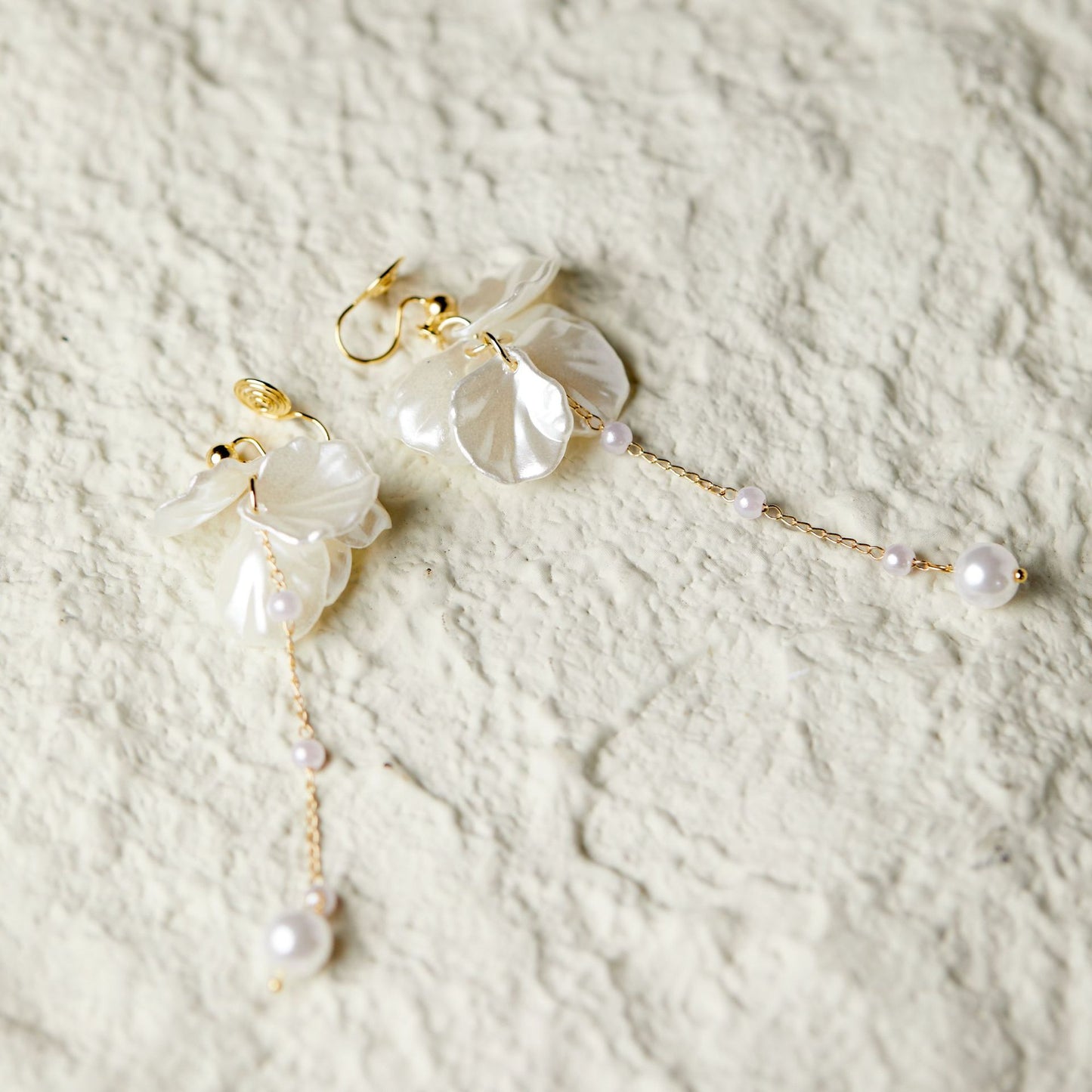 White Petal Long Tassel Round Face Stud Earrings