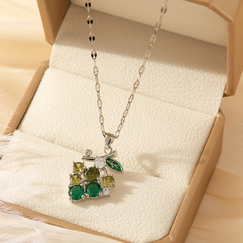 Fashion Design Emerald Grape Necklace For Women