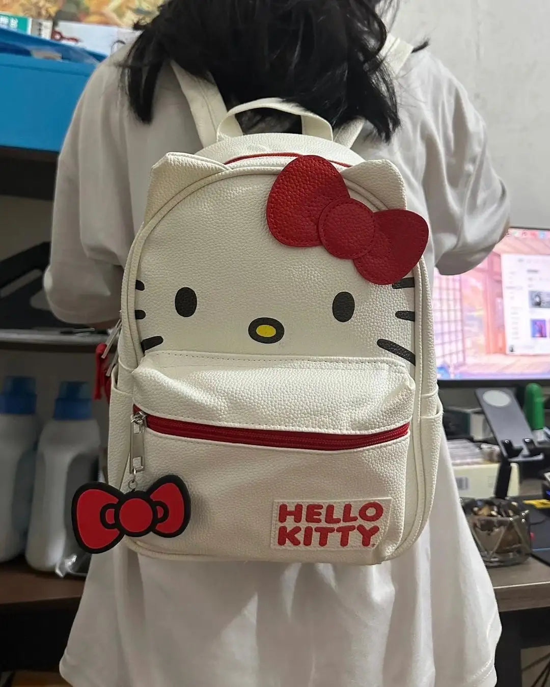 Mochila con lazo rojo y blanco