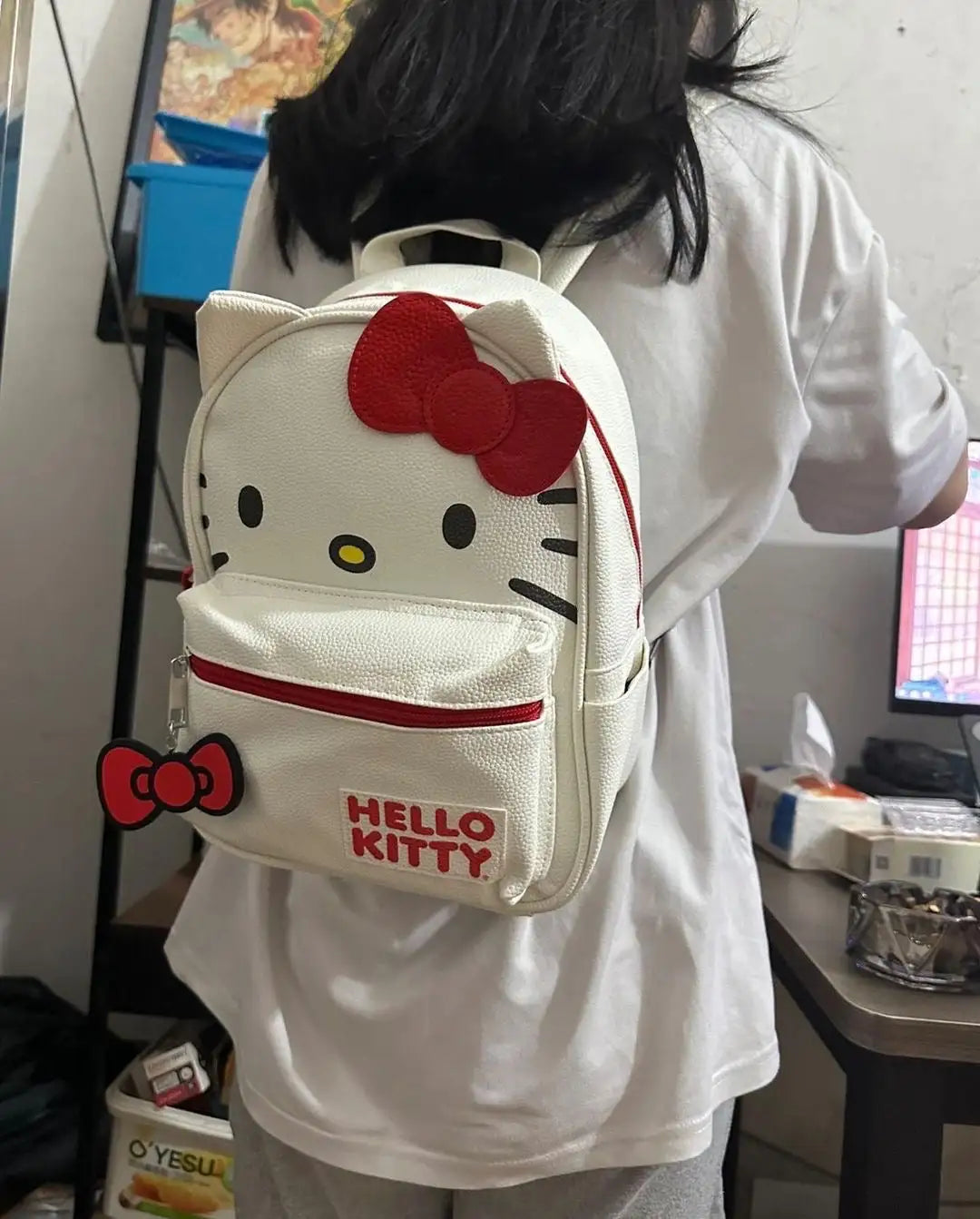 Mochila con lazo rojo y blanco