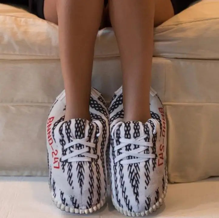 Stilvolle Sneaker-Hausschuhe mit Zebra-Print